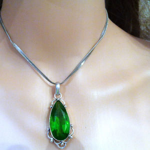 EMERALD GREEN HAND CRAFTED LADYS SILVER PENDANT